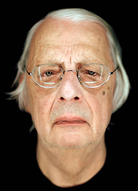 Portrait eines weißhaarigen Mannes mit Brille.