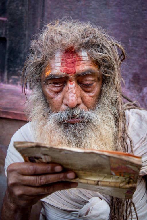 Sadhu – hinduistischer heiliger Mann beim Lesen.