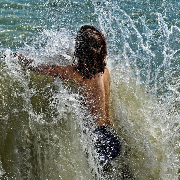 Jemand sprint mit großem Splash ins Wasser.