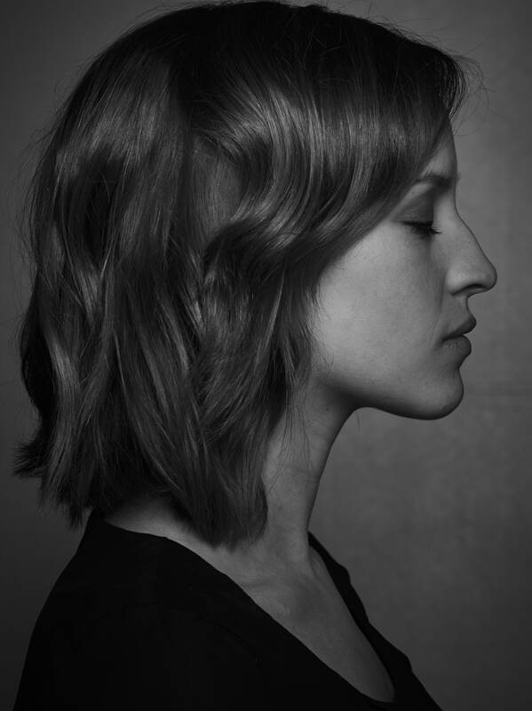 Portrait einer Frau im Profil. Schwarz-Weiß.