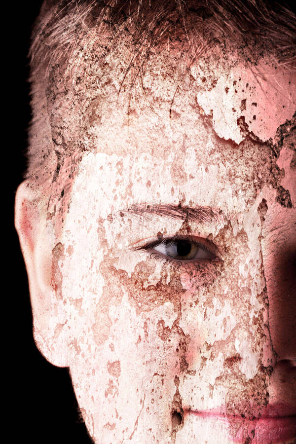 Detailaufnahme eines Kindergesichtes. Das Bild ist überlagert mit einer Rindenstruktur.