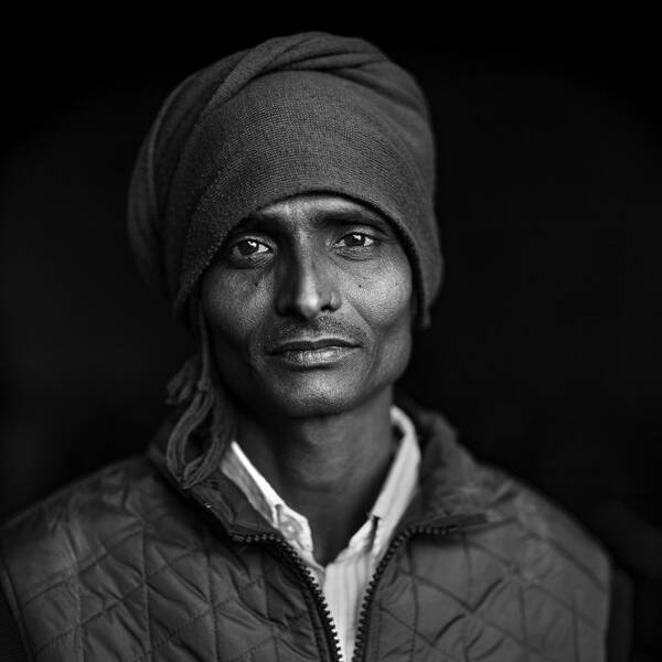 Portrait eines dunkelhäutigen Mannes mit Turban. Schwarz-Weiß.