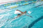 Ein Mann mit nur einem Bein beim Rückenschwimmen in einem Trainingsbecken.