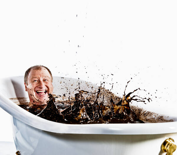 Der Moderator Harry Prünster plantscht in einer alten Badewanne voller Moorwasser.
