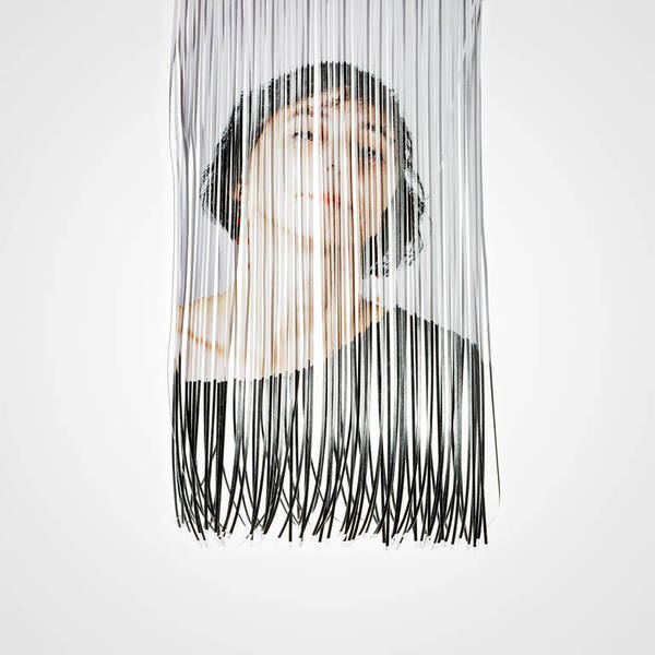 Geschreddertes Portraitfoto einer Frau.