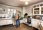 Johanna Reiner in der Küche des von ihr und ihrem Mann erworbenen Bauernhauses in Plank am Kamp. Sie züchtet seit Neuestem Hühner und ist sehr stolz darauf.