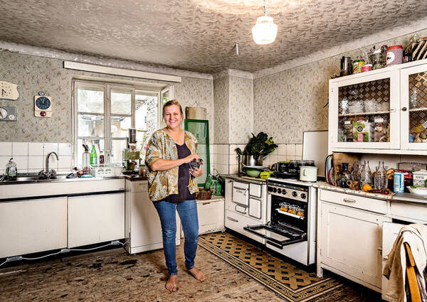 Johanna Reiner in der Küche des von ihr und ihrem Mann erworbenen Bauernhauses in Plank am Kamp. Sie züchtet seit Neuestem Hühner und ist sehr stolz darauf.