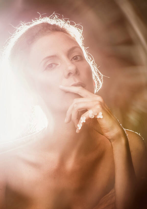 Portrait einer Frau im Gegenlicht.