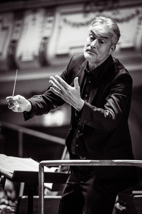 Ein Dirigent bei der Arbeit im Rahmen von American Institute of Musical Studies (AIMS) Graz. Schwarz-Weiß