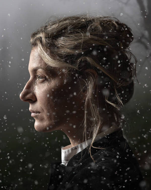 Portrait einer Frau im Portrait bei Schneefall.