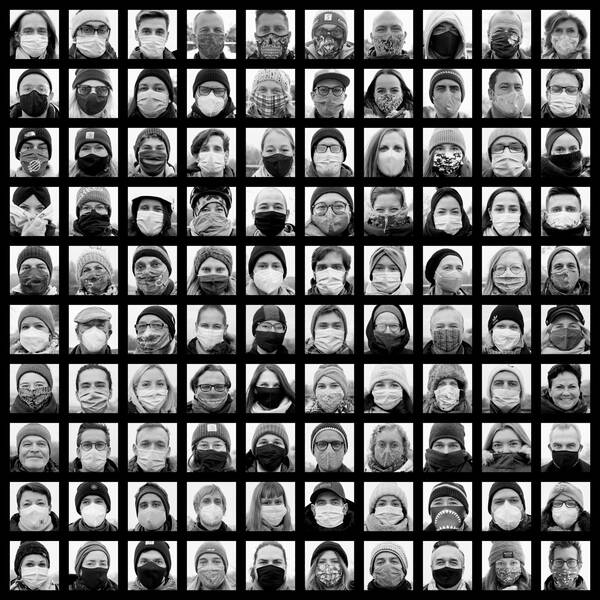 Tableau von 100 Portraits in einem starren Raster (10x10) mit starken schwarzen Teilungen. Fast alle portraitierten tragen einen Mund-Nasen-Schutz. Schwarz-Weiß.