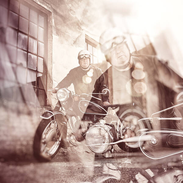 Mehrfachbelichtung eines Mannes mit einem Oldtimer-Motorrad. Duoton.