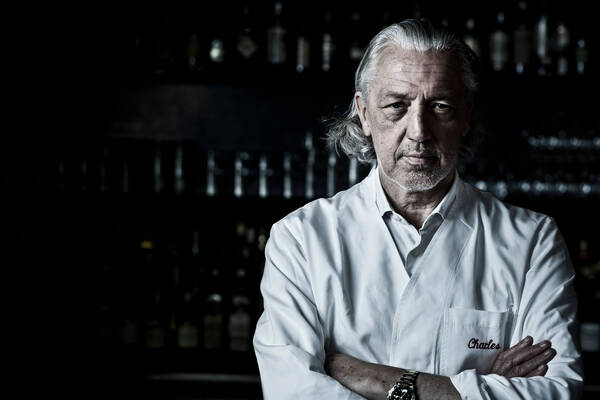 Portrait des Münchner Gastronomen und Barkeepers Charles Schumann. Low Key.