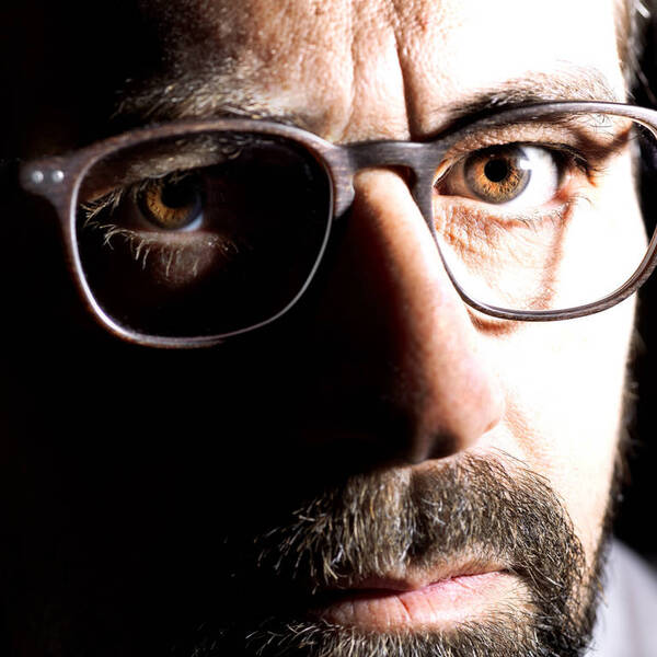 Portrait eines bärtigen Mannes mit Brille.