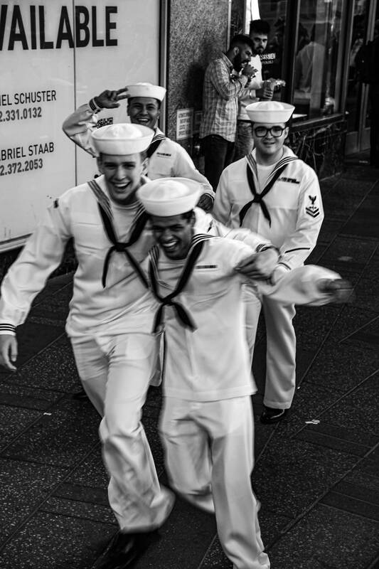 Eine Gruppe Matrosen ziehen amüsiert durch die Straßen von NewYorkCity. Schwarz-Weiß.