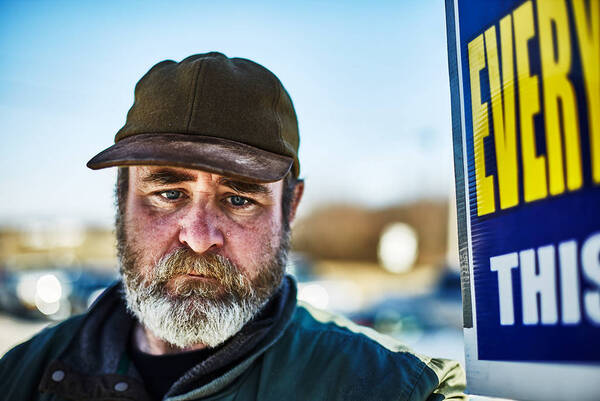 Portrait eines älteren, bärtigen Obdachlosen, USA.