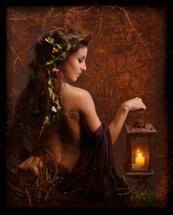 Eine Frau mit Efeuranken im Haar hält eine Laterne.