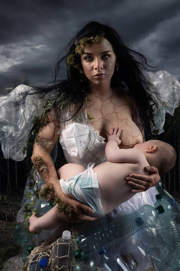 Eine Frau stillt ein Kleinkind mit Instantwindel. Die Frau ist in Plastikflaschen und Folien gehüllt, auch eine FFP2-Maske ist zu sehen. Die Haut der Frau ist auf der Brust rissig wie getrocknete Lehmerde. Tränen rinnen aus ihren Augen. Der Himmel ist düster.