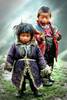 Asiatische Kinder in Pelzbesetzten Mänteln.
