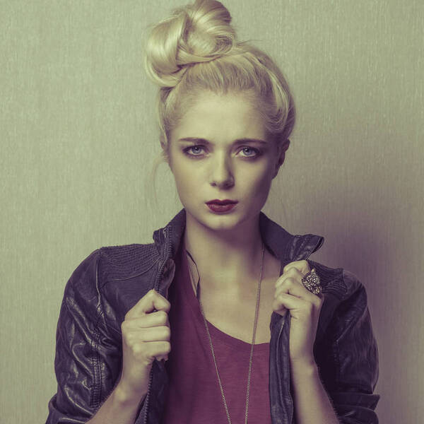 Portrait einer blonden Frau.