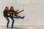doppeltes Portrait des Musikers Sir Oliver Mally mit Gitarre