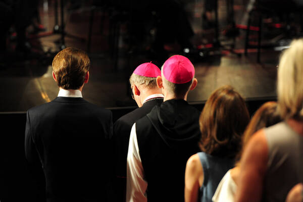 Bundeskanzler Kurz neben zwei Kardinälen alle von hinten bei der Eröffnung der Bregenzer Festspiele.