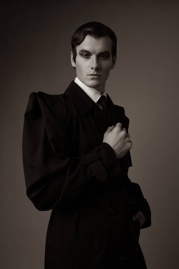 Portrait eines elegant gekleideten Mannes. Schwarz-Weiß.