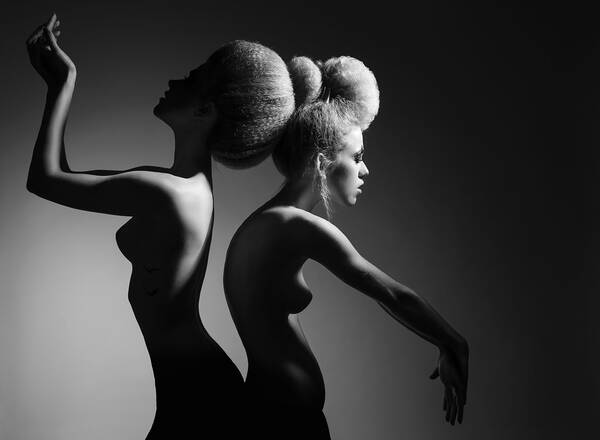 Silhouette zweier Frauen. Schwarz-Weiß.