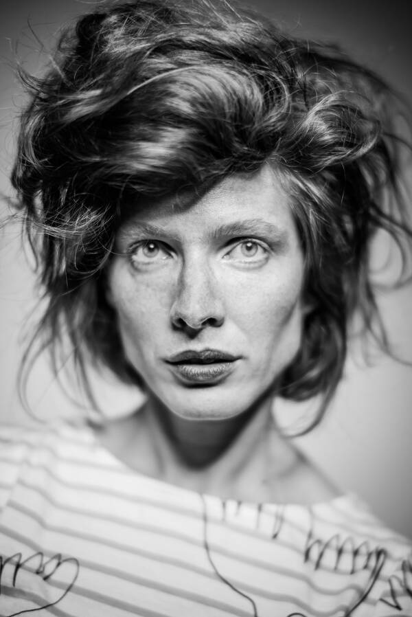 Portrait einer Frau mit zerzausten Haaren. Schwarz-Weiß.