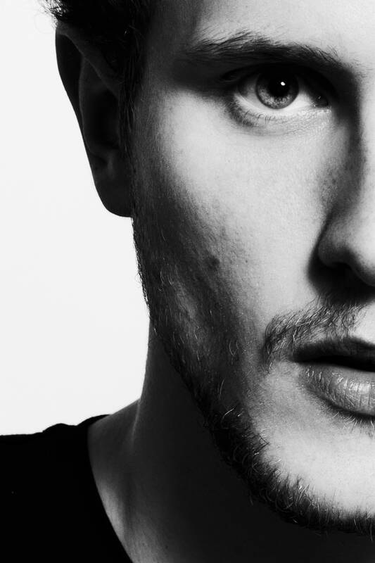 CloseUp-Portrait des Schauspielers Benedikt Steiner - nur die linke Gesichtshälfte ist zu sehen. Schwarz-Weiß