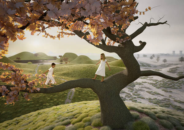Eine digital gestaltete Landschaft, die von einem ahornartigen Baum in der Mitte des Bildes geprägt wird. Die Äste auf der rechten Seite des Baumes sind dürr und abgestorben und man sieht dahinter eine wüstenartig öde Landschaft mit Kühltürmen von Kraftwerken. Nach links hin wird das Laub des Baumes immer üppiger und die Landschaft dahinter besteht aus frischgrünen Hügeln. Auf einem dicken Ast des Baumes spielen zwei weißgekleidete Kinder.