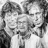 Die österreichische Autorin und Philosophin Hedwig Wingler-Tax vor einem Gemälde mit den Rolling Stones Musikern Mick Jagger und Keith Richards. Schwarz-Weiß.