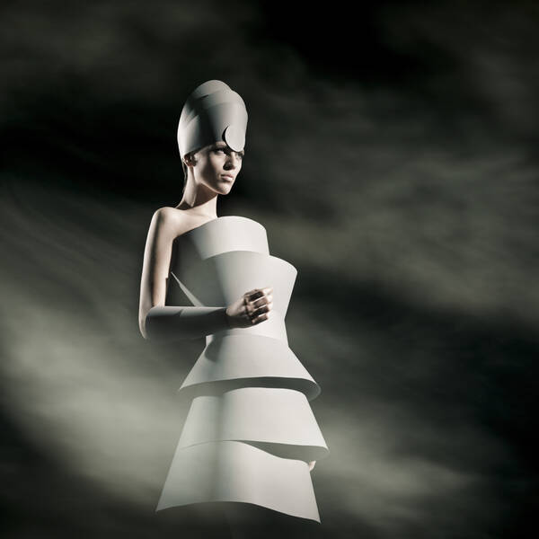 Eine Frau mit turbanartigem Hut und einem steif und formalistisch wirktenden weißen Gewand. Sie wirkt wie die Dame eines Schachspieles.