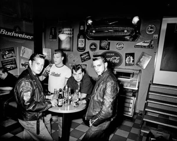 Vier Männer im American Fifties, Wien 6. Schwarz-Weiß.