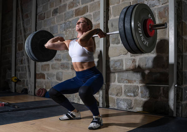 Eine gewichthebende Frau.