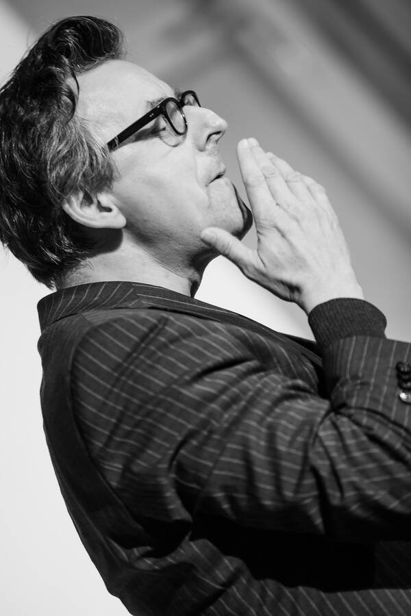 Portrait des Schauspielers Johannes Silberschneider im Profil. Schwarz-Weiß.