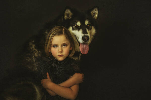 Portrait eines Mädchens mit einem Hund.