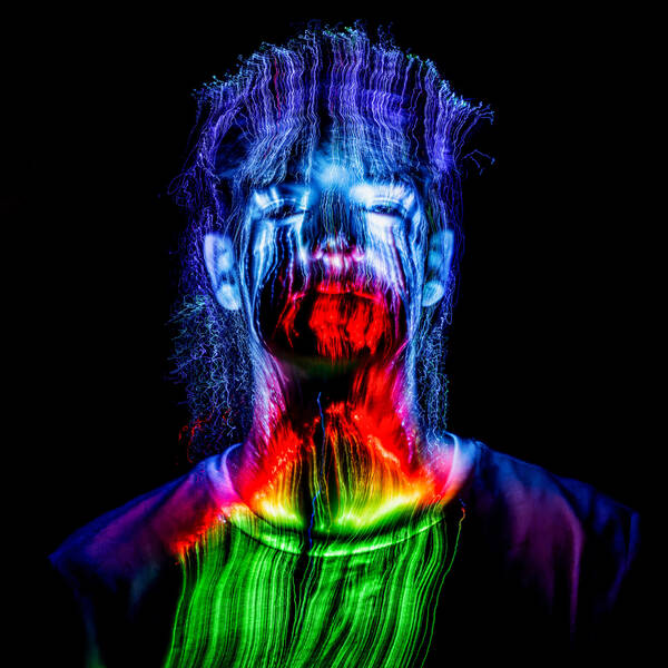 Portrait eines Mannes mit UV-Licht-Spuren.