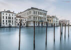 Langzeitbelichtung eines Palastes in Venedig über den Kanal fotografiert.