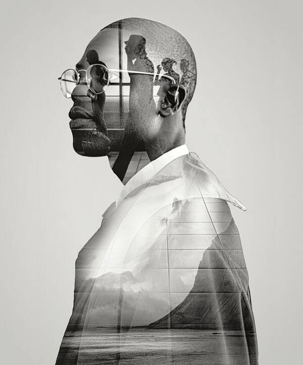 Mehrfachbelichtung eines Mannes mit afrikanischer Abstammung in Universitäts-Robe mit Brille, überblendet mit Silhouetten von Menschen und Landschaftsbild am Meer. Schwarz-Weiß.