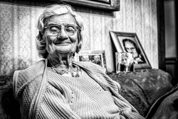 Portrait einer Alten Frau. Schwarz-Weiß.