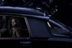 Hinterteil eines Vintage-Wagens bei Nacht. Auf der Rückbank sitzt eine dunkelhäutige, unbekleidete Frau (Nirmala Fernandes).