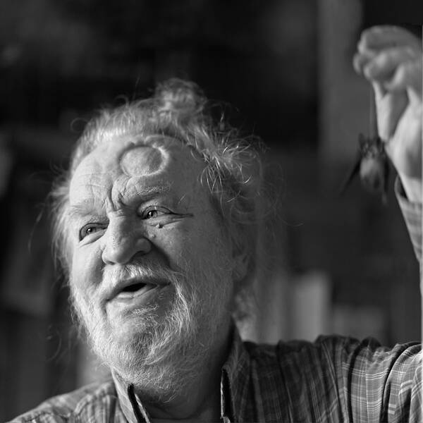 Portrait eines alten Mannes, dessen Stirn von einer alten Verletzung gezeichnet sit. Schwarz-Weiß.