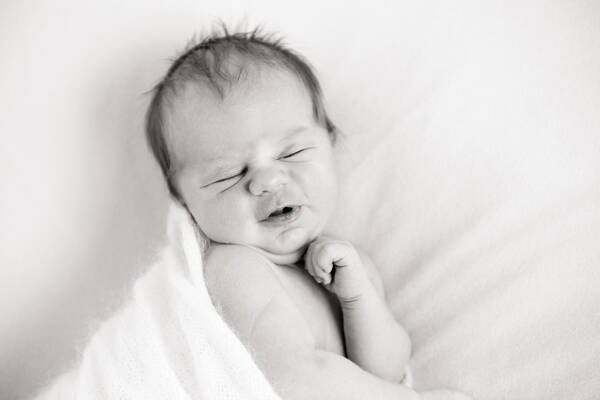 Schlafendes Baby. Schwarz-Weiß.