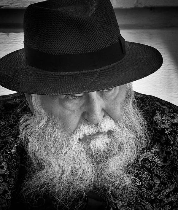 Portrait des Künstlers Helmut Nitsch mit Hut. Schwarz-Weiß.