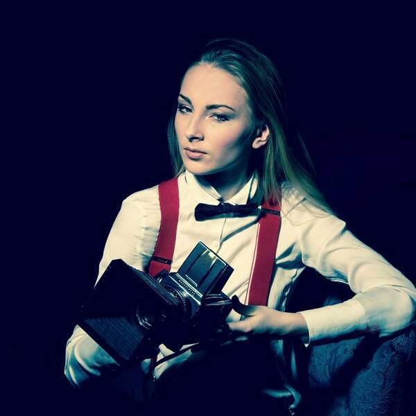 Eine junge Frau mit einer Hasselblad-Kamera.