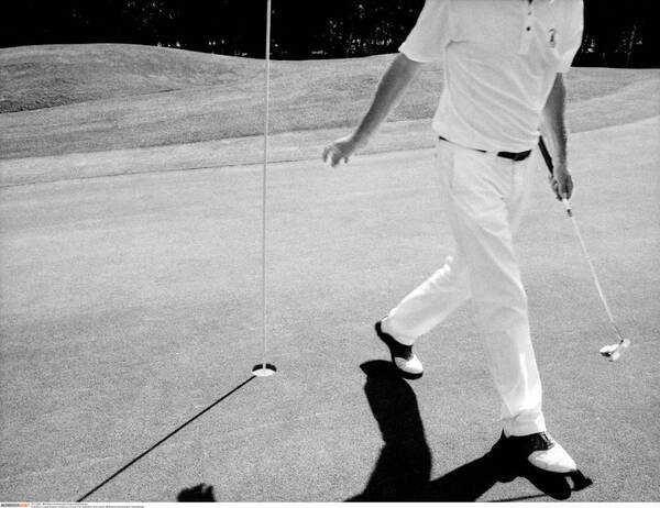 Golfspieler und sein Schatten. Schwarz-Weiß.