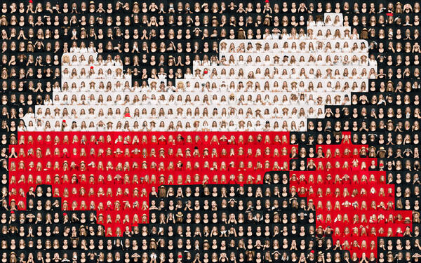 Raster aus 960 Portrait-Bildern, teils mit schwarzer Kleidung auf schwarzem Grund, roter Kleidung auf rotem Grund und weißer Kleidung auf weißem Grund. Die jeweiligen Farbei sind im Raster so angeordnet, dass eine Tirol-Karte eintsteht, bei der die obere Hälfte weiß und wie bei der Tiroler Flagge die untere Hälfte rot ist und der Hintergrund zu den Landesumrissen wird von den schwarzen Portraitbildern gebildet.