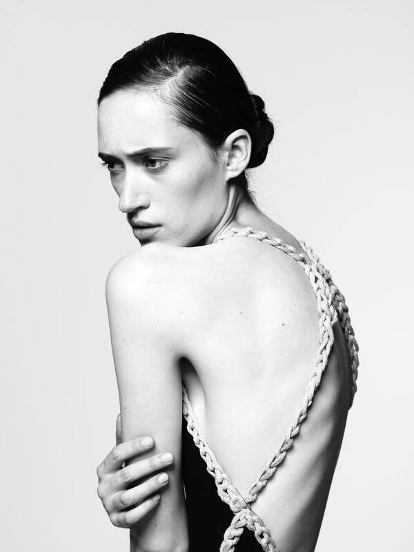 Portrait einer jungen Frau von Hinten. Schwarz-Weiß.