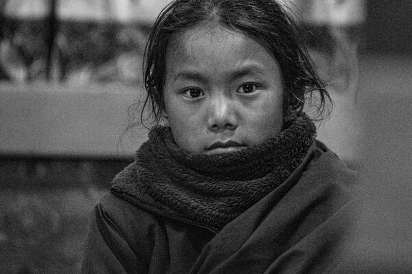 Grobkörniges Portrait eines Mädchens mit flauschigem Schal. Schwarz-Weiß